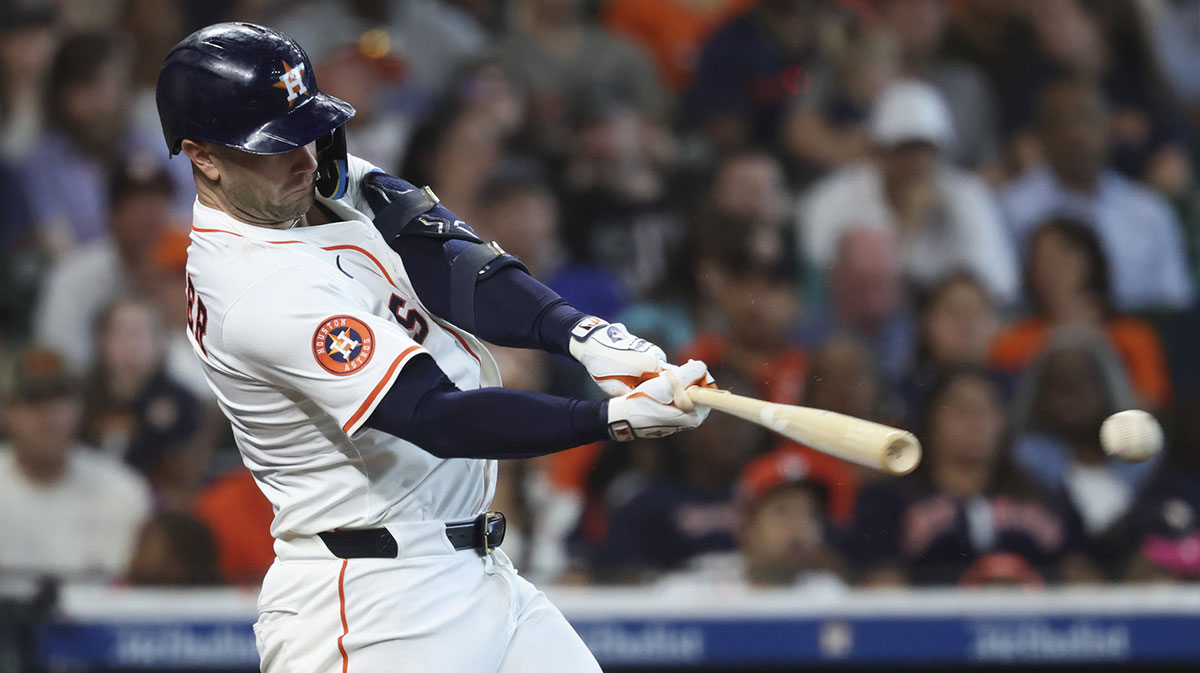 Houston Astros first baseman Christian Walker (8) hits a single during the third inning against the Seattle Mariners at Daikin Park.