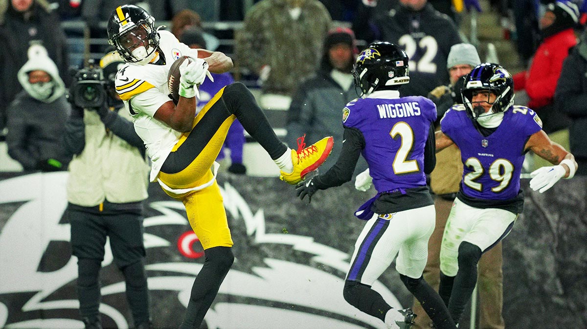 Pittsburgh Steelers wide receiver George Pickens (14) makes a catch against the Baltimore Ravens in the third quarter in an AFC wild card game at M&T Bank Stadium.