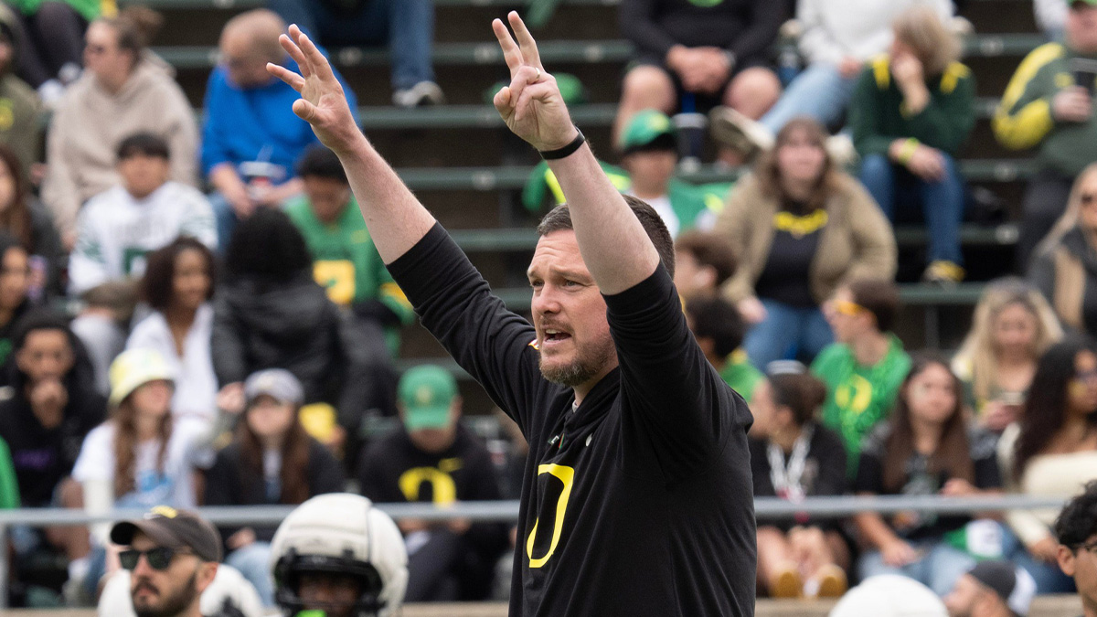 Dan Lanning jumps into a pool after 5-star’s major Oregon decision