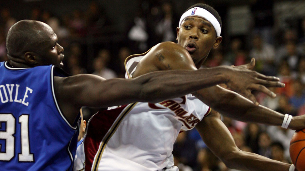 Orlando Magic guard Adonal Foyle (31) defends Daniel Gibson of Cleveland Cavaliers in the 2007 NBA China games. The Magic defeated the Cavs 100-84.