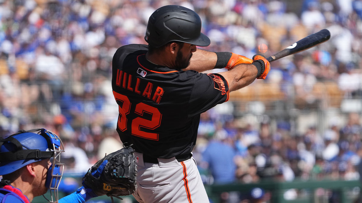 San Francisco Giants second base David Villar (32) bats against the Los Angeles Dodgers during the third inning.