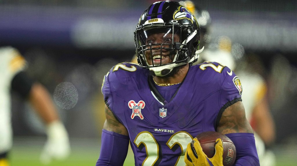 Baltimore Ravens running back Derrick Henry (22) runs for a gain against the Pittsburgh Steelers in the fourth quarter at M&T Bank Stadium.