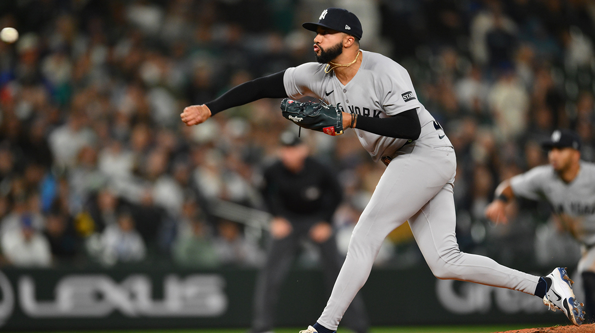 New York Yankees relief pitcher Devin Williams (38) pitches to the Seattle Mariners during the tenth inning at T-Mobile Park.