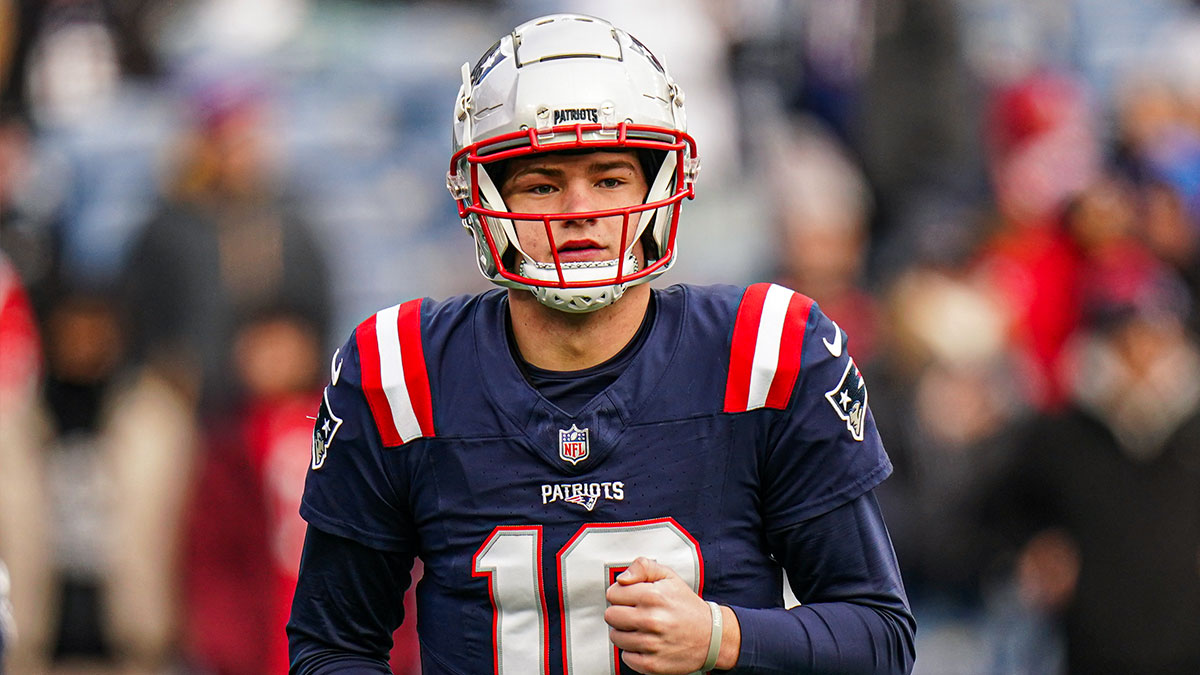 New England Patriots quarterback Drake Maye (10) warms up before the start of the game against the Buffalo Bills at Gillette Stadium.