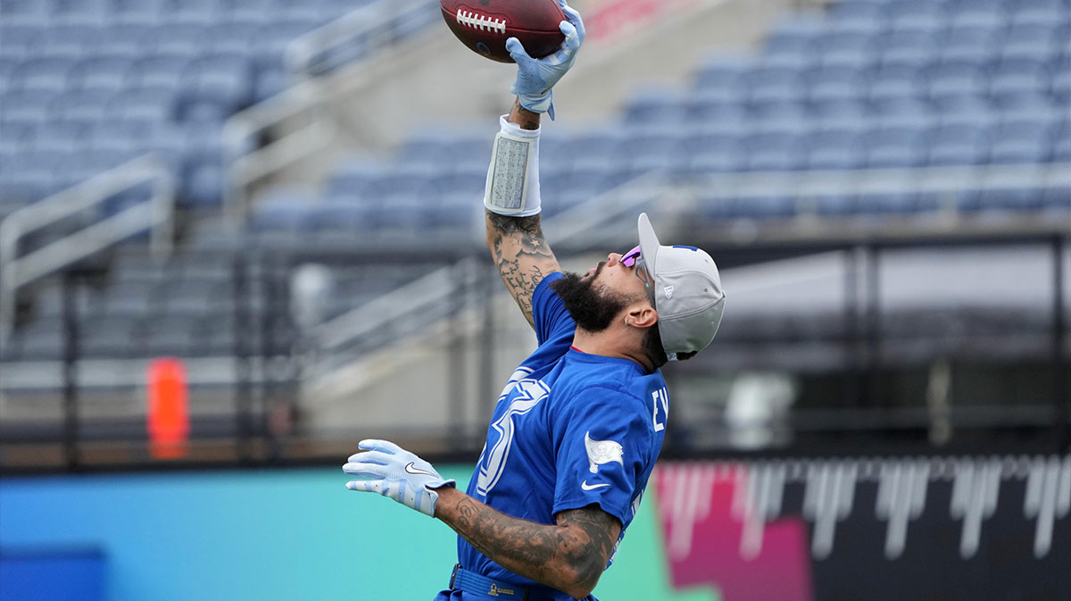 Tampa Bay Buccaneers receiver Mike Evans (13) catches the ball during NFC Practice for the Pro Bowl Games at Camping World Stadium.