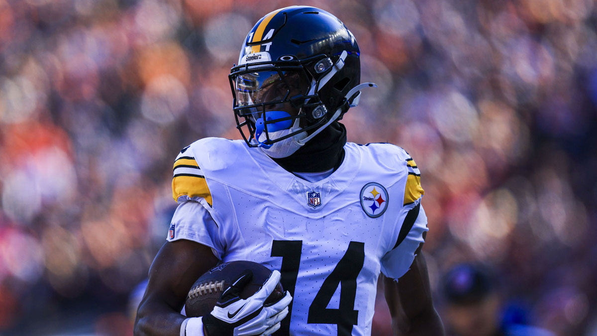 Pittsburgh Steelers wide receiver George Pickens (14) runs the ball in for a touchdown against the Cincinnati Bengals in the first half at Paycor Stadium.