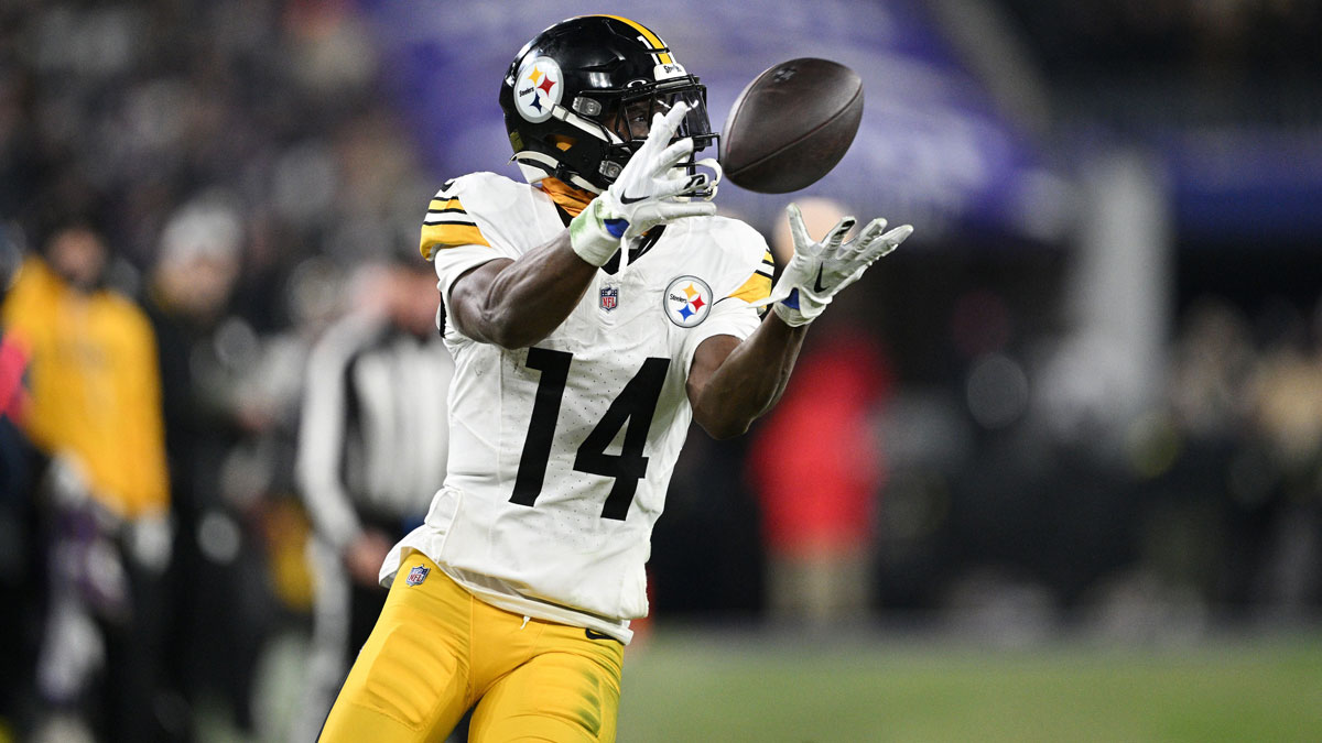 Pittsburgh Steelers wide receiver George Pickens (14) makes a catch against the Baltimore Ravens in the third quarter in an AFC wild card game at M&T Bank Stadium.