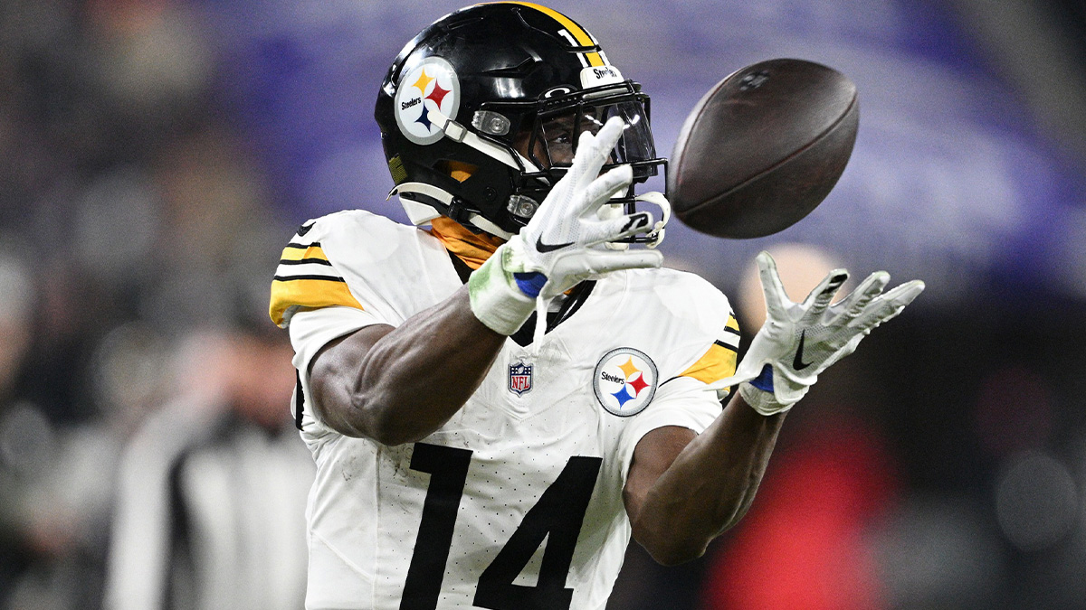 Pittsburgh Steelers wide receiver George Pickens (14) makes a catch against the Baltimore Ravens in the third quarter in an AFC wild card game at M&T Bank Stadium.