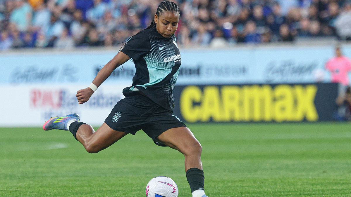 May 16, 2025; Harrison, New Jersey, USA; Gotham FC forward Geyse Ferreira (10) kicks the ball during the first half against San Diego Wave FC at Sports Illustrated Stadium. Mandatory Credit: Vincent Carchietta-Imagn Images