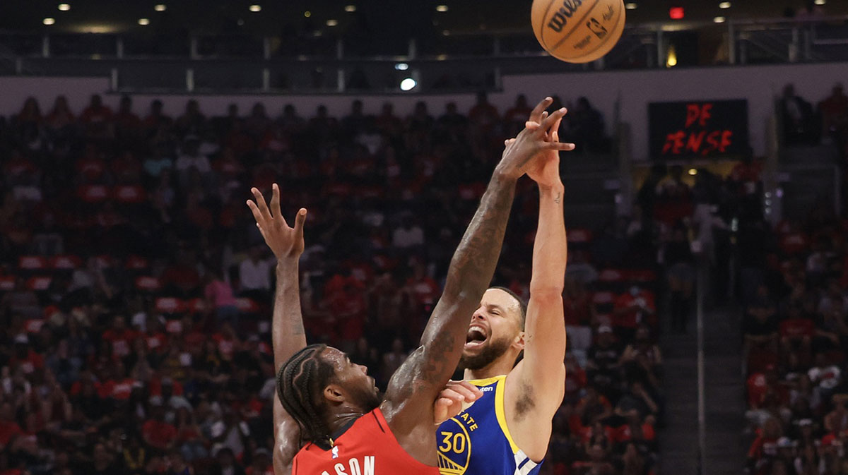 Golden State Warriors guard Stephen Curry (30) shoots against Houston Rockets forward Tari Eason (17) in the second quarter during game five of first round for the 2025 NBA Playoffs at Toyota Center.