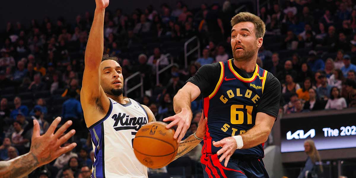 Golden State Warriors guard Pat Spencer (61) passes the ball against Sacramento Kings guard Devin Carter (22) during the fourth quarter at Chase Center.