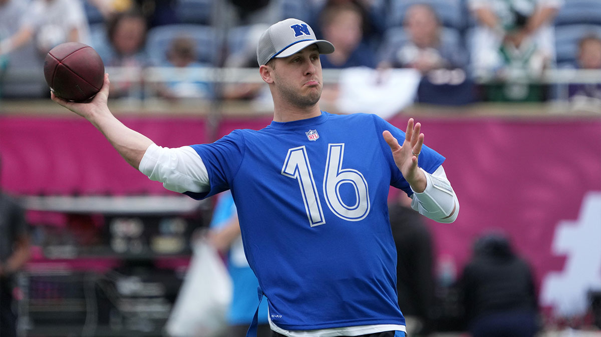 Detroit Lions quarterback Jared Goff (16) throws the ball during NFC Practice for the Pro Bowl Games at Camping World Stadium.