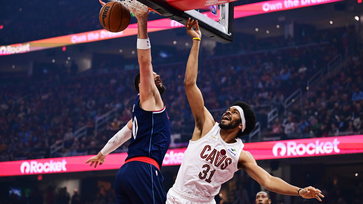 The center of Cleveland Cavaliers Jarrett Allen (31 years old) goes to the basket against the center of Los Angeles Clippers Ivica Zubac (40) at the first quarter in Rocket Arena.