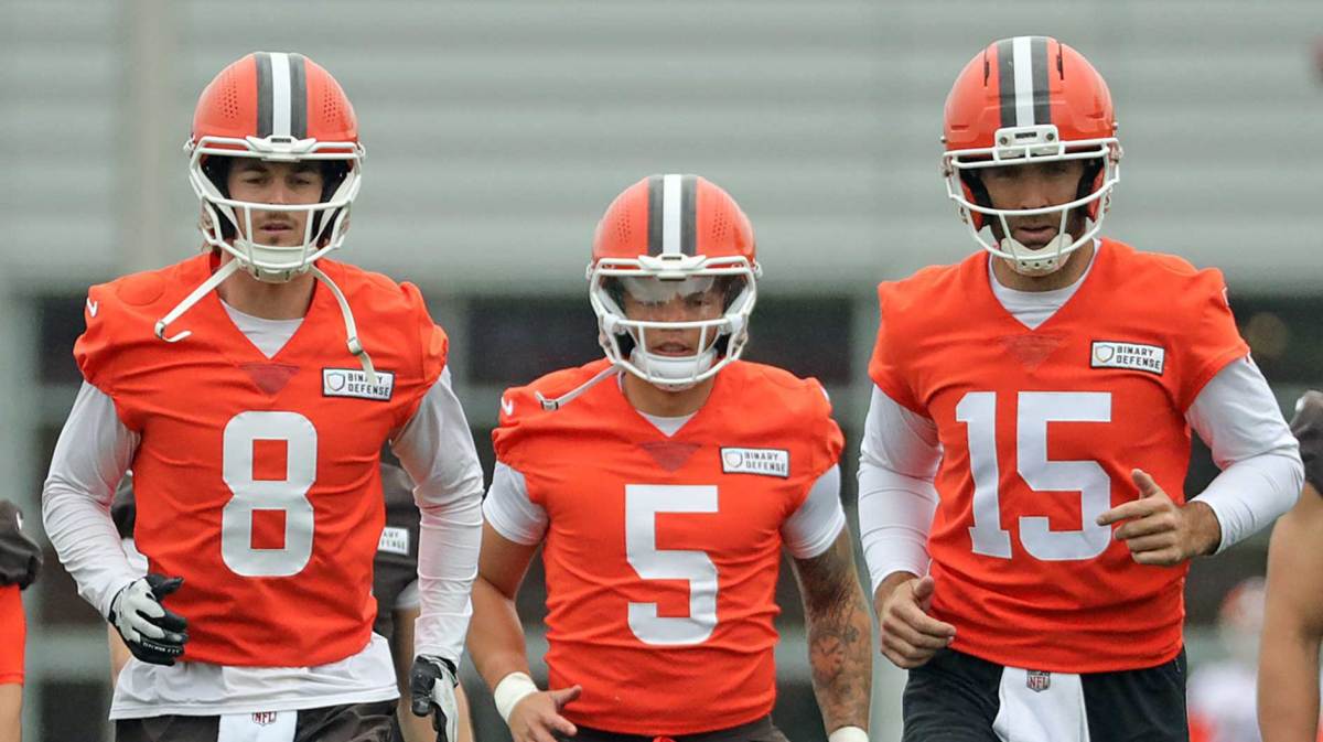 Cleveland Browns quarterbacks Kenny Pickett, left, Dillon Gabriel, center, and Joe Flacco warm up during an NFL practice at the Cleveland Browns training facility on Wednesday, May 28, 2025, in Berea, Ohio.