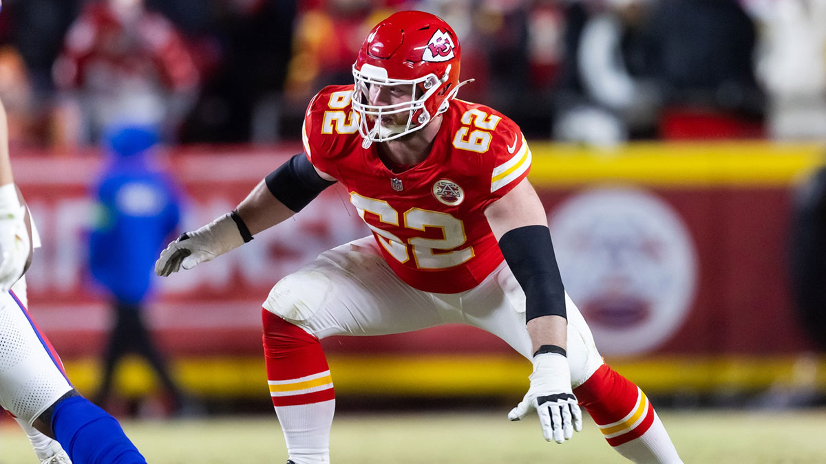 Chicago Bears lineman and former Kansas City Chiefs guard Joe Thuney (62) against the Buffalo Bills in the AFC Championship game at GEHA Field at Arrowhead Stadium.