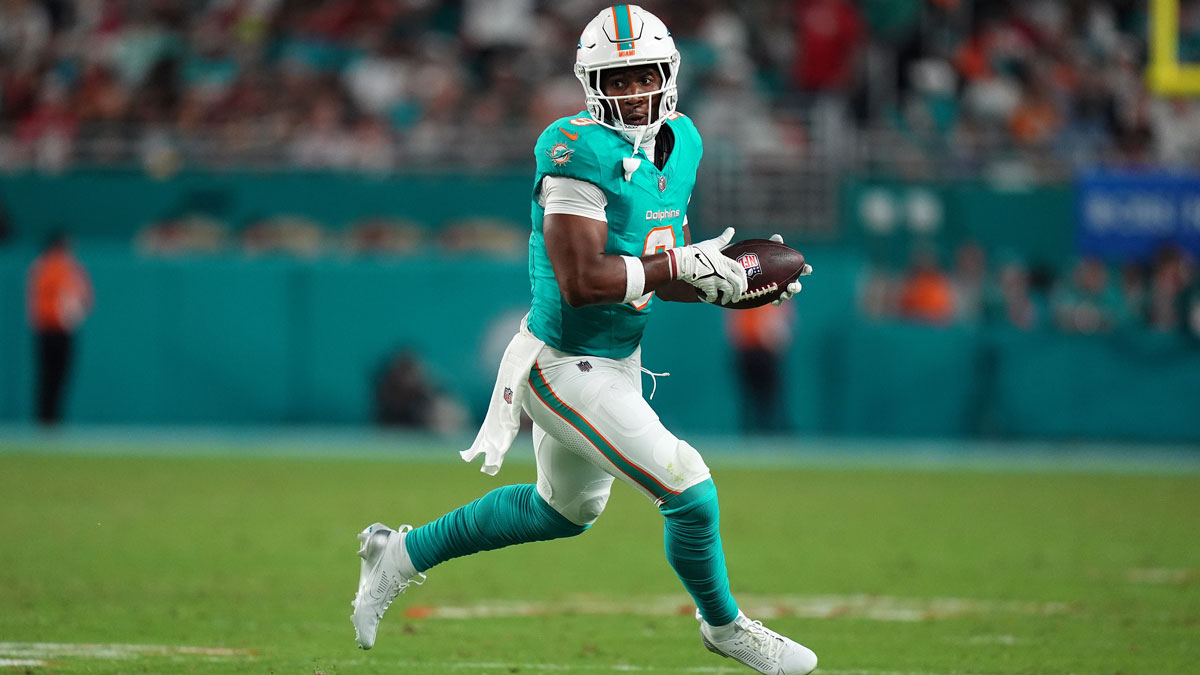 Miami Dolphins tight end Jonnu Smith (9) runs the ball after a catch against the San Francisco 49ers during second half at Hard Rock Stadium.
