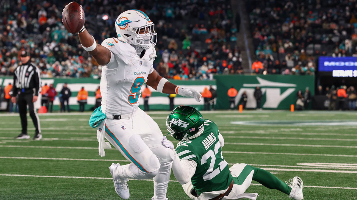 Jan 5, 2025; East Rutherford, New Jersey, USA; Miami Dolphins tight end Jonnu Smith (9) scores a touchdown during the fourth quarter of their game against the New York Jets at MetLife Stadium. Mandatory Credit: Ed Mulholland-Imagn Images