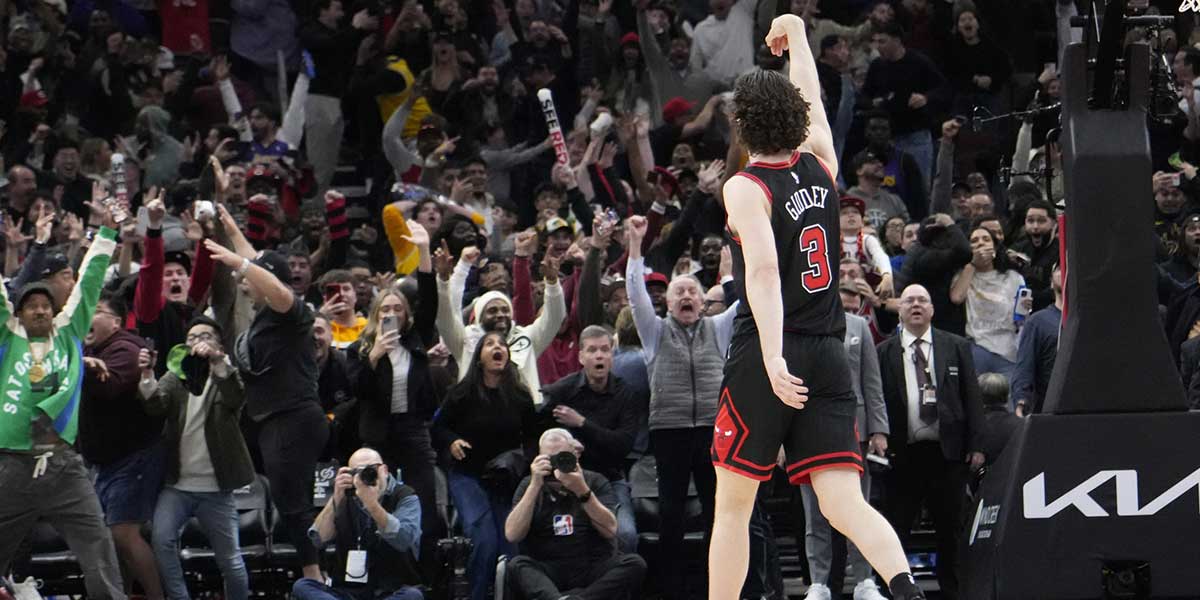Chicago Bulls guard Josh Giddey (3) reacts after making the game-winning three point basket against the Los Angeles Lakers during the second half at United Center.