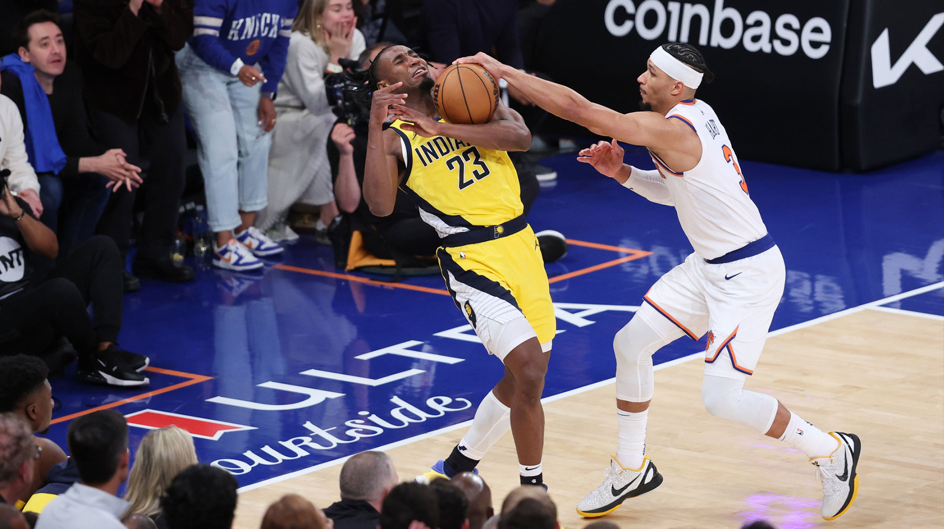 New York Knicks guard Josh Hart (3) reaches for the ball against Indiana Pacers forward Aaron Nesmith (23) in the fourth quarter during game one of the eastern conference finals for the 2025 NBA Playoffs at Madison Square Garden.