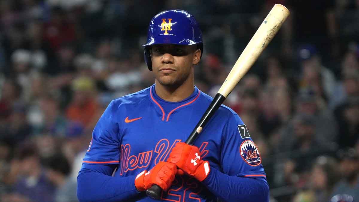 May 7, 2025; Phoenix, Arizona, USA; New York Mets outfielder Juan Soto (22) gets ready to hit against the Arizona Diamondbacks in the first inning at Chase Field. Mandatory Credit: Rick Scuteri-Imagn Images