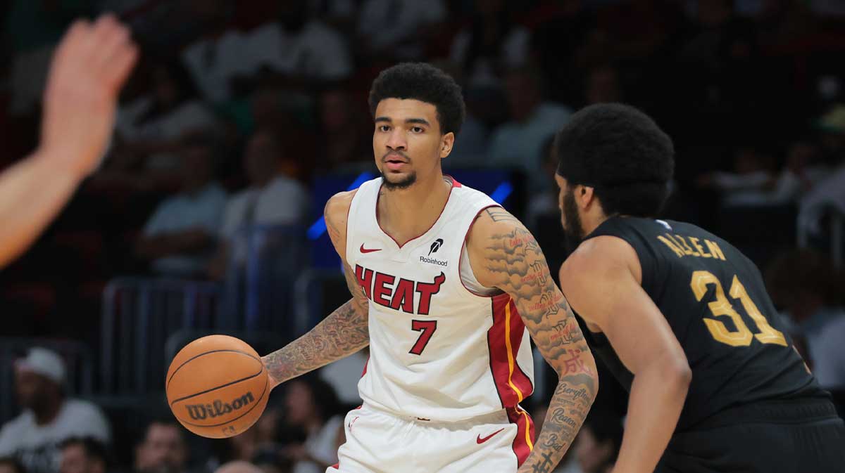 Miami Heat Center Kel'el Ware (7) Dribble Basketball while the Cleveland Center Cavaliers Jarrett Allen (31 years old) defends in the third quarter in the third match for the first round of the NBA 2025 qualifiers at Kaseya Center.