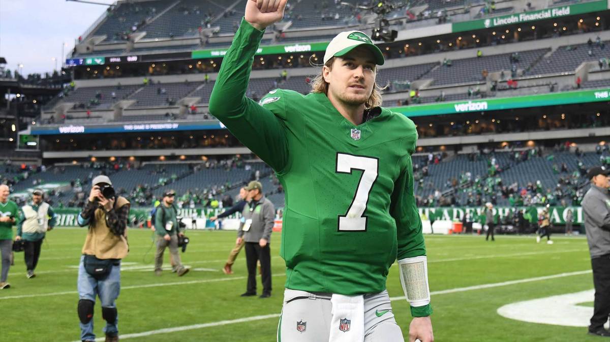 Philadelphia Eagles quarterback Kenny Pickett (7) walks off the field after win against the Dallas Cowboys at Lincoln Financial Field.