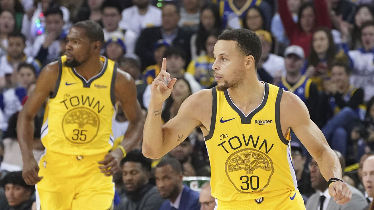 olden State Warriors guard Stephen Curry (30) celebrates after making a basket in front of forward Kevin Durant (35) against the Los Angeles Lakers during the first quarter at Oracle Arena.
