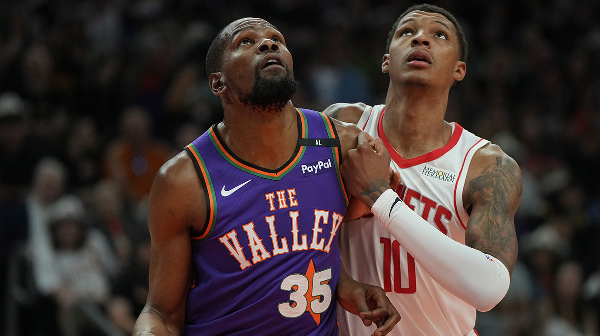 The Phoenix Sunvin striker Kevin during (35) and the Houston Rockets striker Jabari Smith Jr. (10) are fighting for the first half in footprint Center.