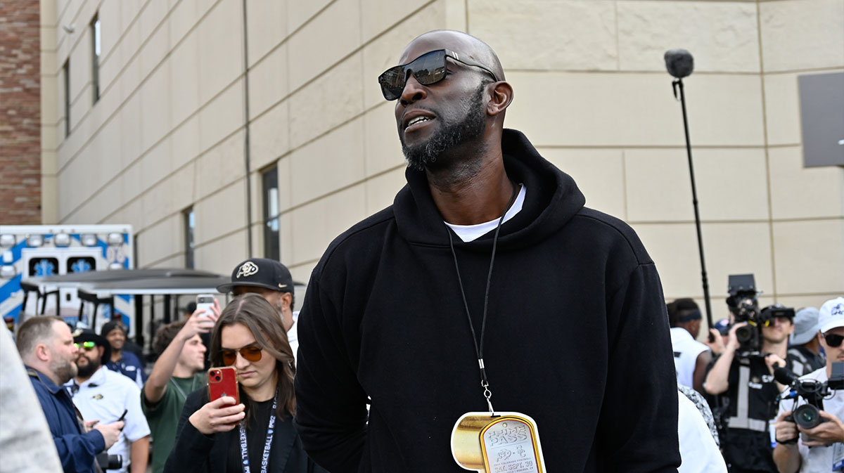 Former Kevin Garnett basketball star at hand for the Colorado Buffaloese football match at Folsom Field.
