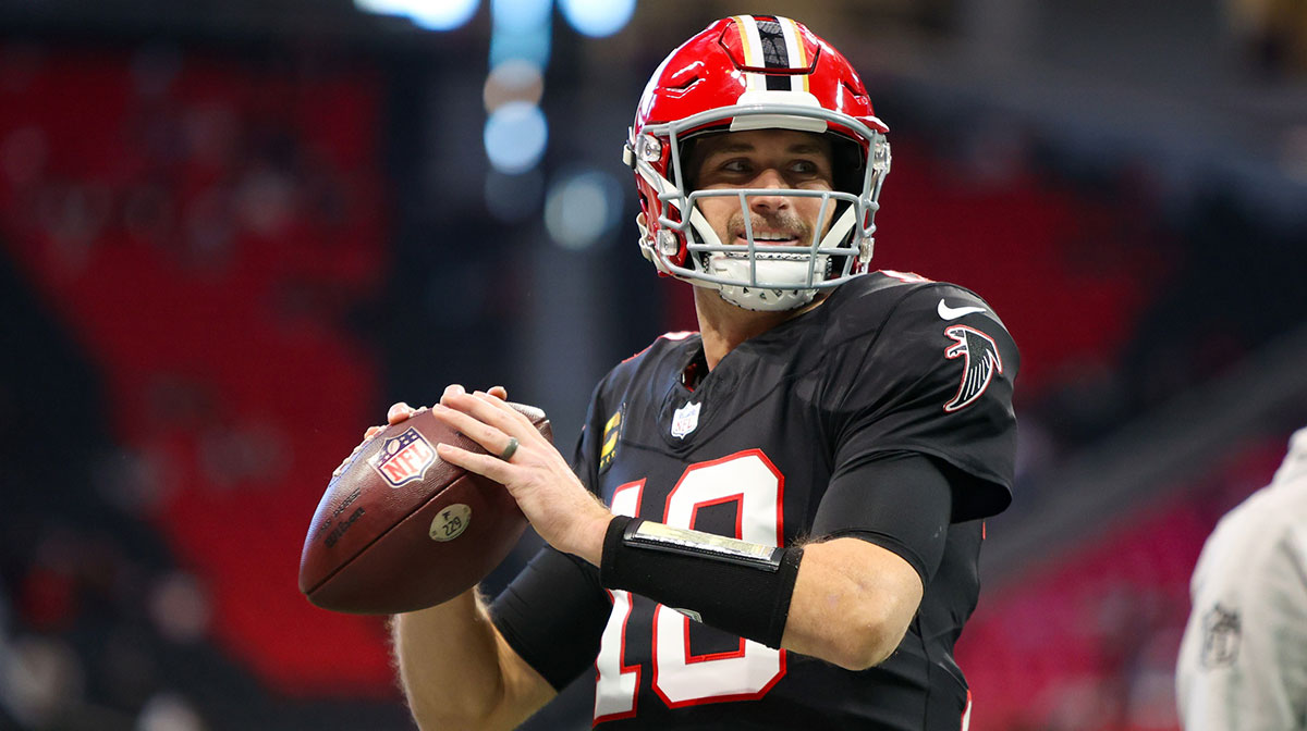 Atlanta Falcons quarterback Kirk Cousins (18) prepares for a game against the New York Giants at Mercedes-Benz Stadium. Brett Davis-Imagn Images