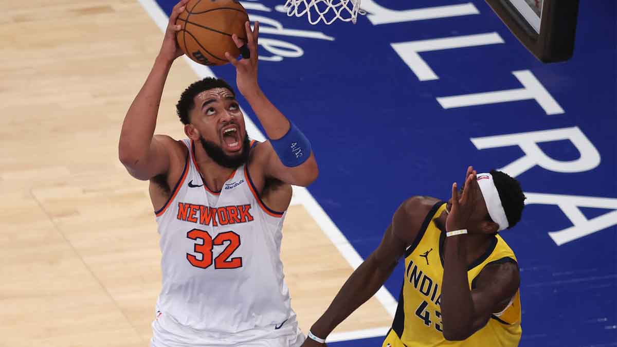 New York Knicks center Karl-Anthony Towns (32) shoots against Indiana Pacers forward Pascal Siakam (43) in the second quarter during game five of the eastern conference finals for the 2025 NBA Playoffs at Madison Square Garden.