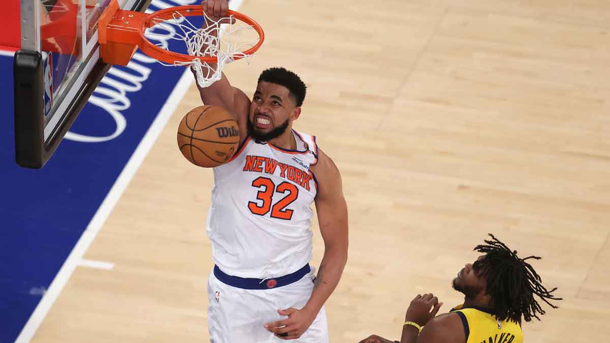 New York Knicks center Karl-Anthony Towns (32) dunks against Indiana Pacers forward Jarace Walker (5) in the fourth quarter during game five of the eastern conference finals for the 2025 NBA Playoffs at Madison Square Garden.