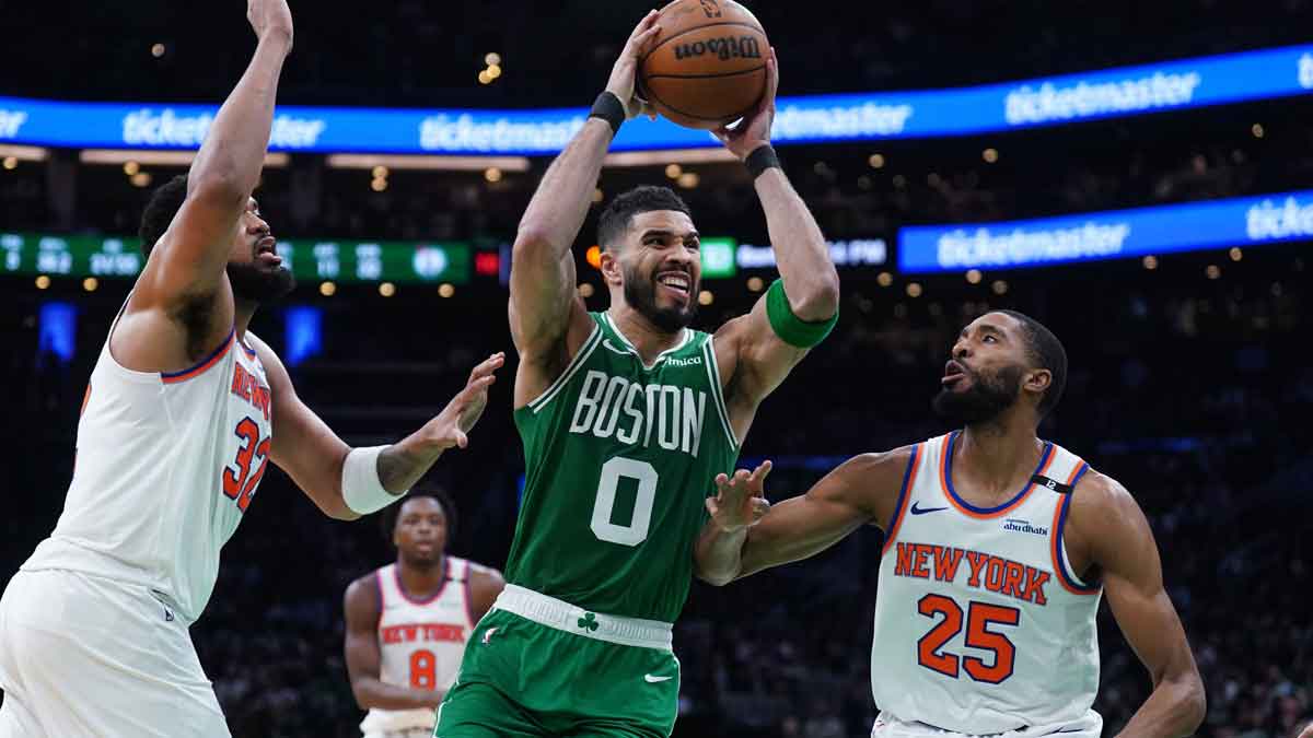Knicks forward Mikal Bridges (25) and center Karl-Anthony Towns (32) defend