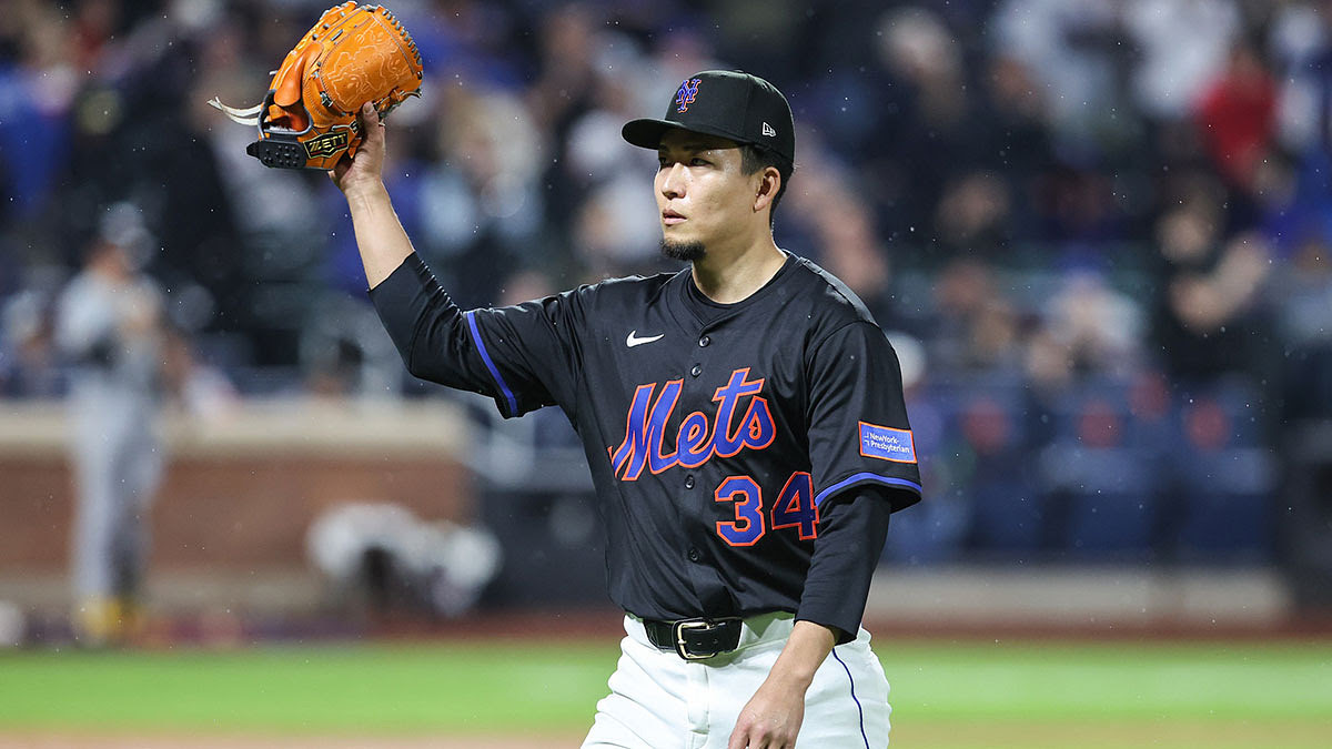 New York Mets starting pitcher Kodai Senga (34) waves to the crowd after getting taken out in the sixth inning against the Pittsburgh Pirates.