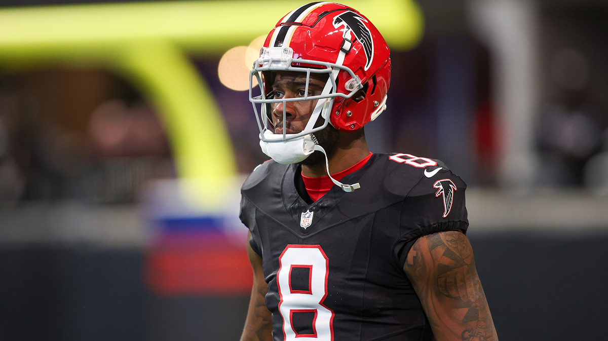 Atlanta Falcons tight end Kyle Pitts (8) prepares for a game against the New York Giants at Mercedes-Benz Stadium.
