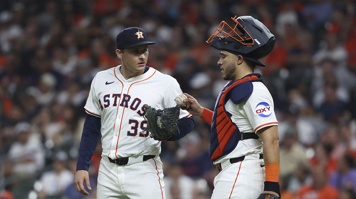 Houston Astros starting pitcher Hayden Wesneski (39) gets a mound visit from catcher Victor Caratini (17) during the third inning against the San Francisco Giants at Daikin Park.