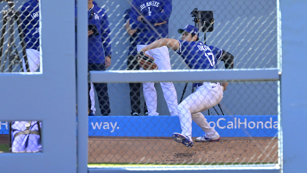 Los Angeles Dodgers designated hitter Shohei Ohtani (17) throws in the bullpen prior to the game against the Arizona Diamondbacks at Dodger Stadium.