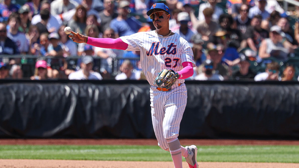 New York Mets third baseman Mark Vientos (27) throws the ball to first base for an out during the sixth inning against the Chicago Cubs at Citi Field.