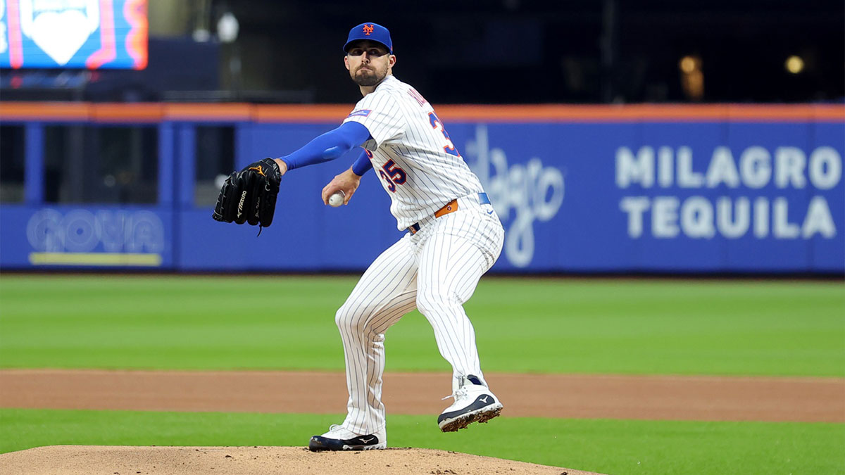 New York Mets starting pitcher Clay Holmes (35) pitches against the Pittsburgh Pirates during the first inning at Citi Field.