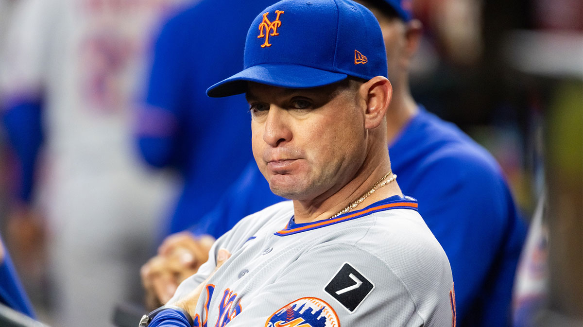 New York Mets manager Carlos Mendoza in the fifth inning against the Arizona Diamondbacks at Chase Field.