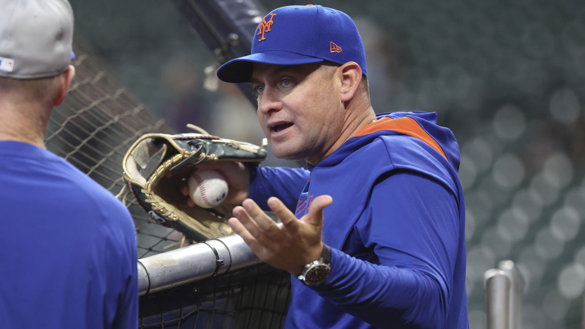 New York Mets manager Carlos Mendoza talks before the game against the Houston Astros at Daikin Park.