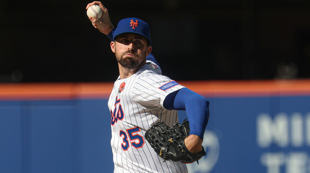 New York Mets starting pitcher Clay Holmes (35) delivers a pitch during the third inning against the Chicago White Sox at Citi Field.