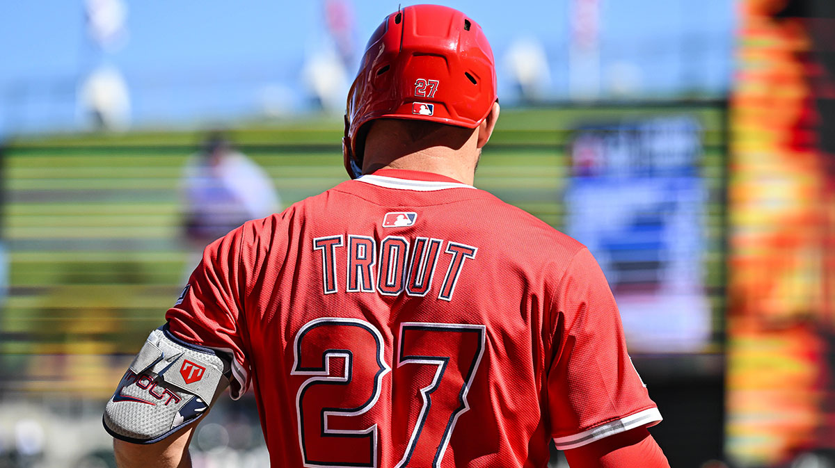 Angels bring veteran back after Mike Trout injury
