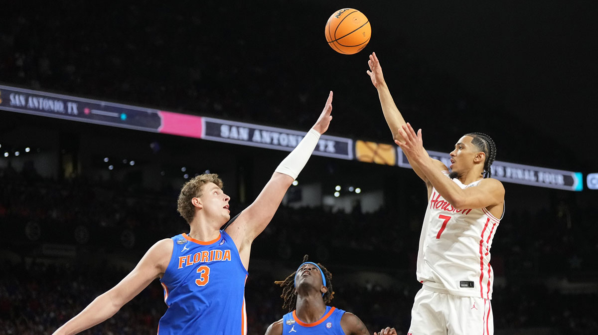 Houston Cougars guard Milos Uzan (7) shoots over Florida Gators center Micah Handlogten (3) in the second half in the national championship game of the Final Four of the 2025 NCAA Tournament at the Alamodome.