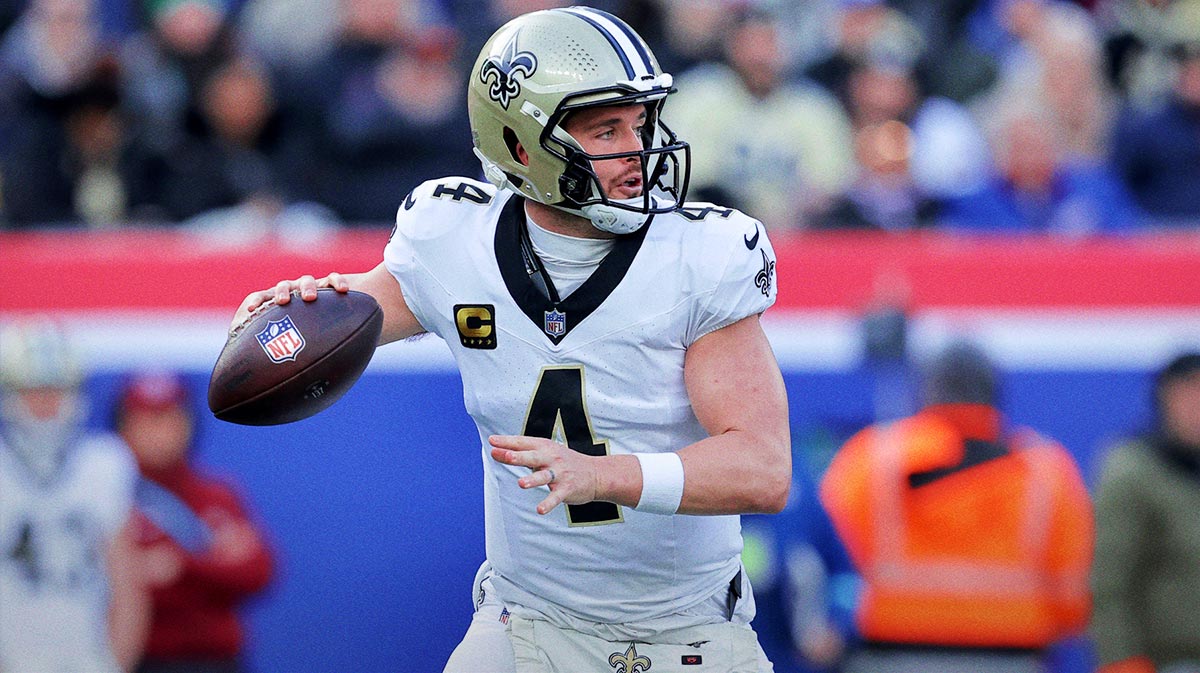 New Orleans Saints quarterback Derek Carr (4) drops back to pass against the New York Giants during the first quarter at MetLife Stadium