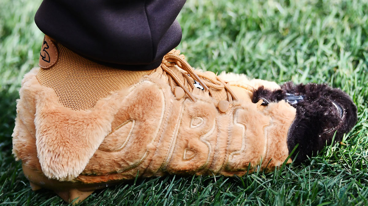 Odell Beckham Jr. wears custom "Dawg Pound" cleats for Cleveland Browns.