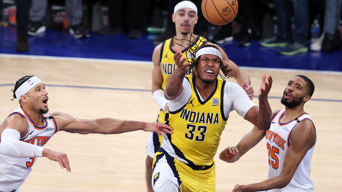 Indiana Pacers center Myles Turner (33) reaches for the ball against New York Knicks guard Josh Hart (3) in the fourth quarter during game two of the eastern conference finals for the 2025 NBA Playoffs at Madison Square Garden.