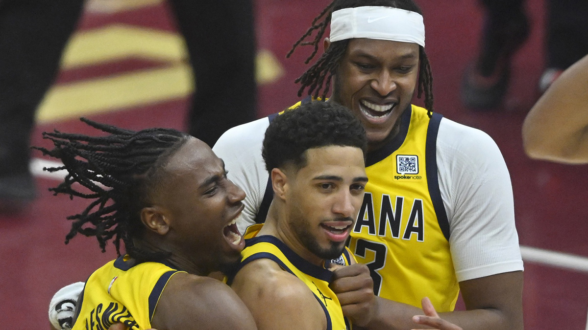 The goalkeeper of the Indiana Pacers Tyrese Haliburton (center) celebrates the three -point basket winning the game with striker Aaron Nesmith (23) and Center Myles Turner (33) after the second match of the second round of the NBA 2025 eliminatory series against the Cleveland Cavaliers in Rocket Arena.