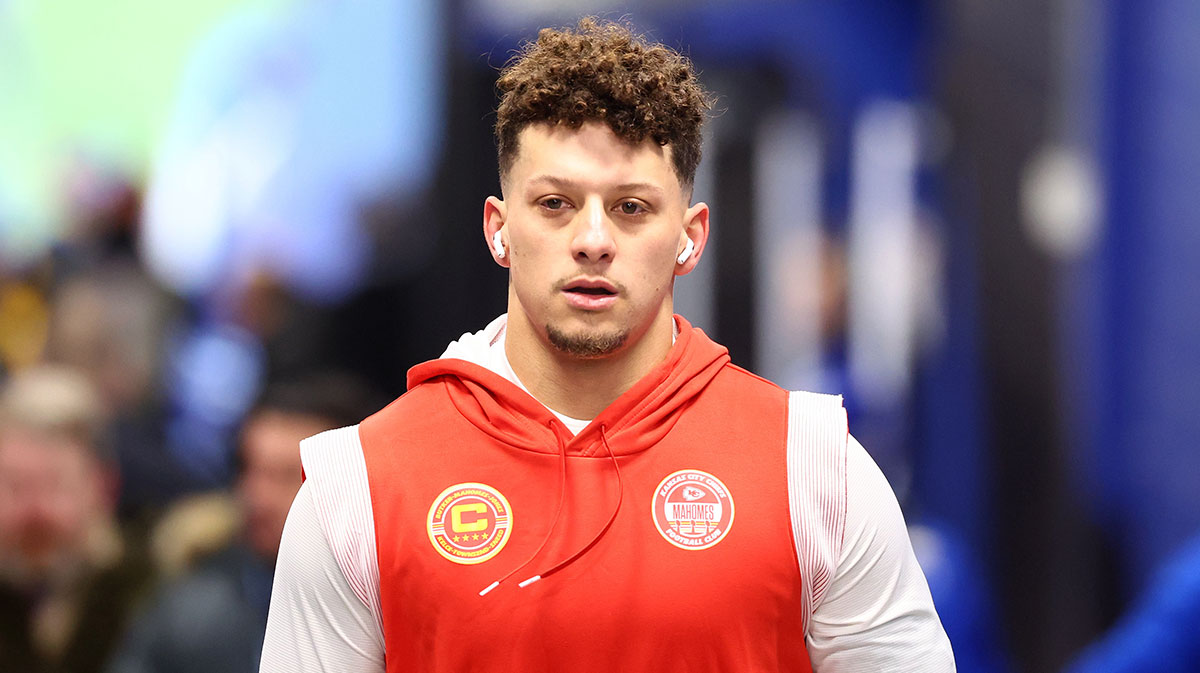 Kansas City Chiefs quarterback Patrick Mahomes (15) takes the field to practice before the 2024 AFC divisional round game against the Buffalo Bills at Highmark Stadium.