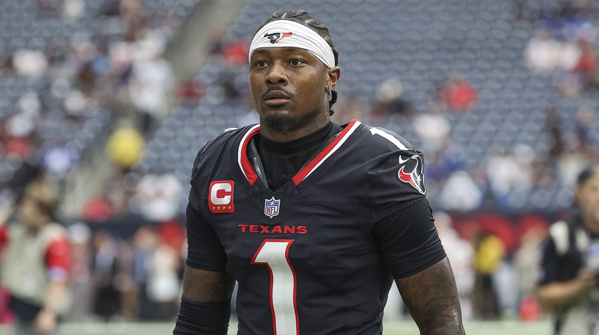 Houston Texans wide receiver Stefon Diggs (1) walks towards the sideline before the game against the Indianapolis Colts at NRG Stadium. Stefon Diggs injury update